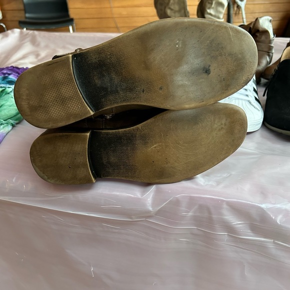 Women’s tan boots with buckles and faux fur inside, size 8 - Picture 7 of 7